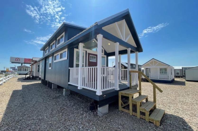 IMG_9385.jpeg Platinum Cottages – The Lark 500SL For Sale - Image 1
